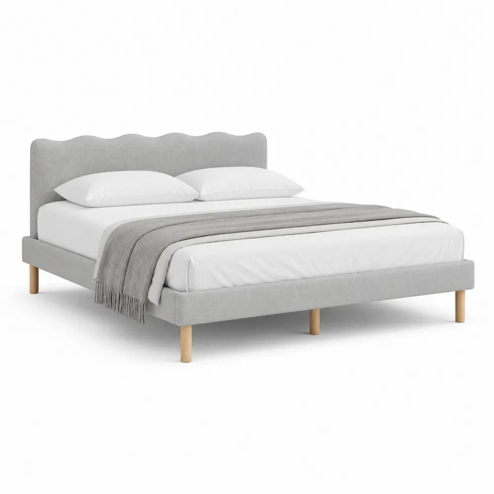 Lit double rembourré gris clair en tissu et bois avec tête de lit ondulée, couchage 160 × 200 cm, dimensions 170 × 215 × 110 cm