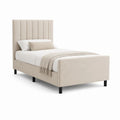 Lit simple rembourré 90 × 190 cm en polyester beige avec tête de lit à panneaux verticaux et sommier à lattes